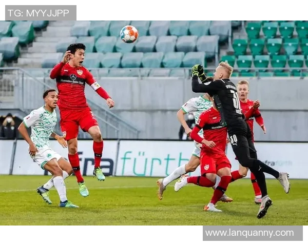 德甲焦点战前瞻奥格斯堡与弗赖堡近期状态与对决看点分析